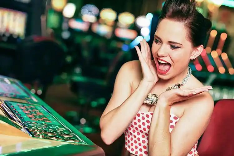 Bàn live casino trực tuyến tại 66win33 với dealer thật